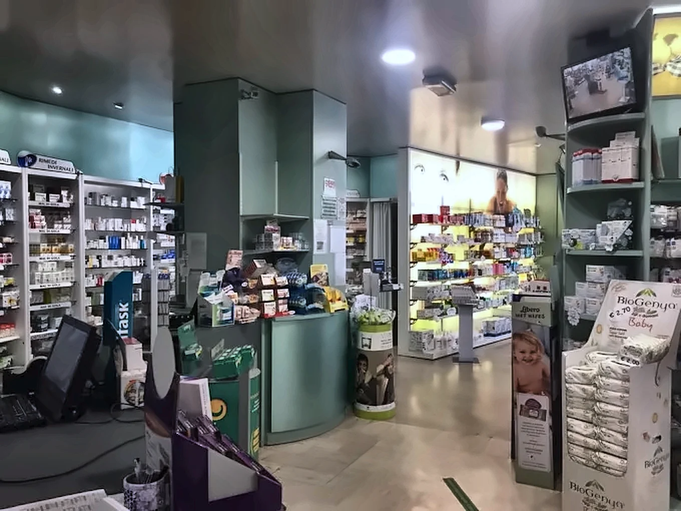 L'interno della Farmacia San Silvestro